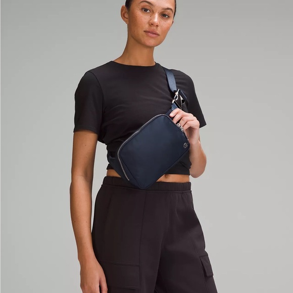 Lululemon Belt Bag 🔥SOLDOUT NWT🔥Everyday Large2L True Navy w/silver hardware - Picture 4 of 12